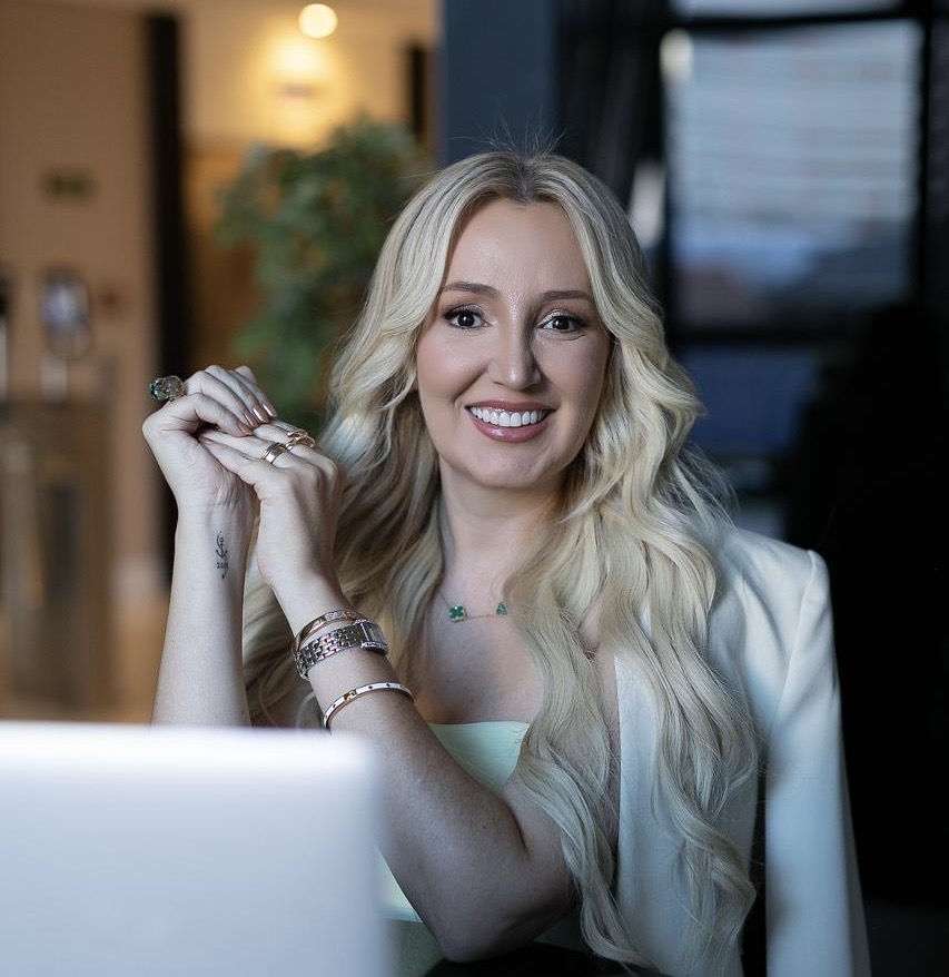 Graci Martinski: Fisioterapeuta Dermatofuncional e Mãe de 4 Filhos, dedicada a realçar sua verdadeira beleza.