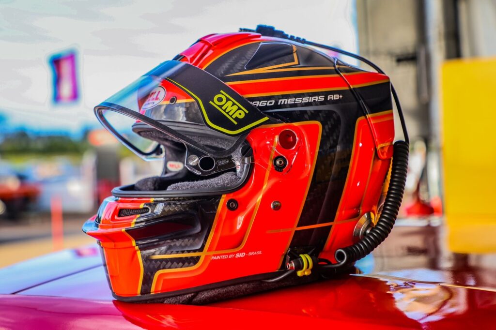 Homenagem no capacete de Thiago Messias promove união entre concorrentes.