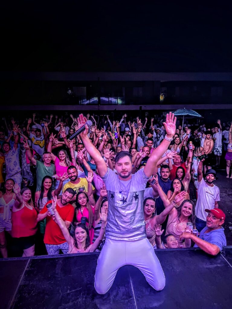 A Nova Era do Sertanejo: Um Show de Carisma e Emoção com Rick Fernandes