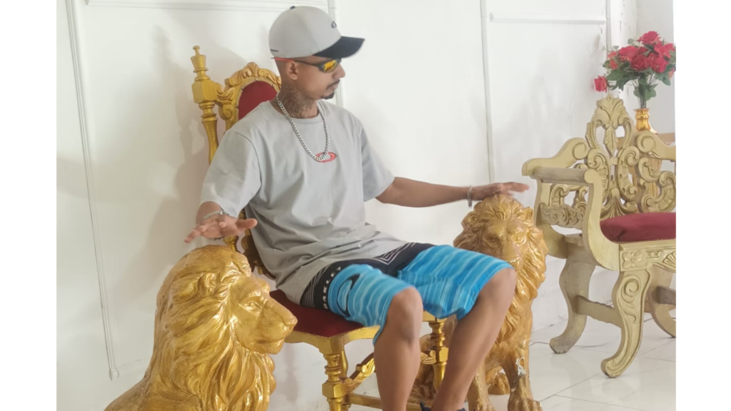 MC Neguinho da PPL lança sucesso ‘Porsche Black’ e celebra trajetória no mundo musical