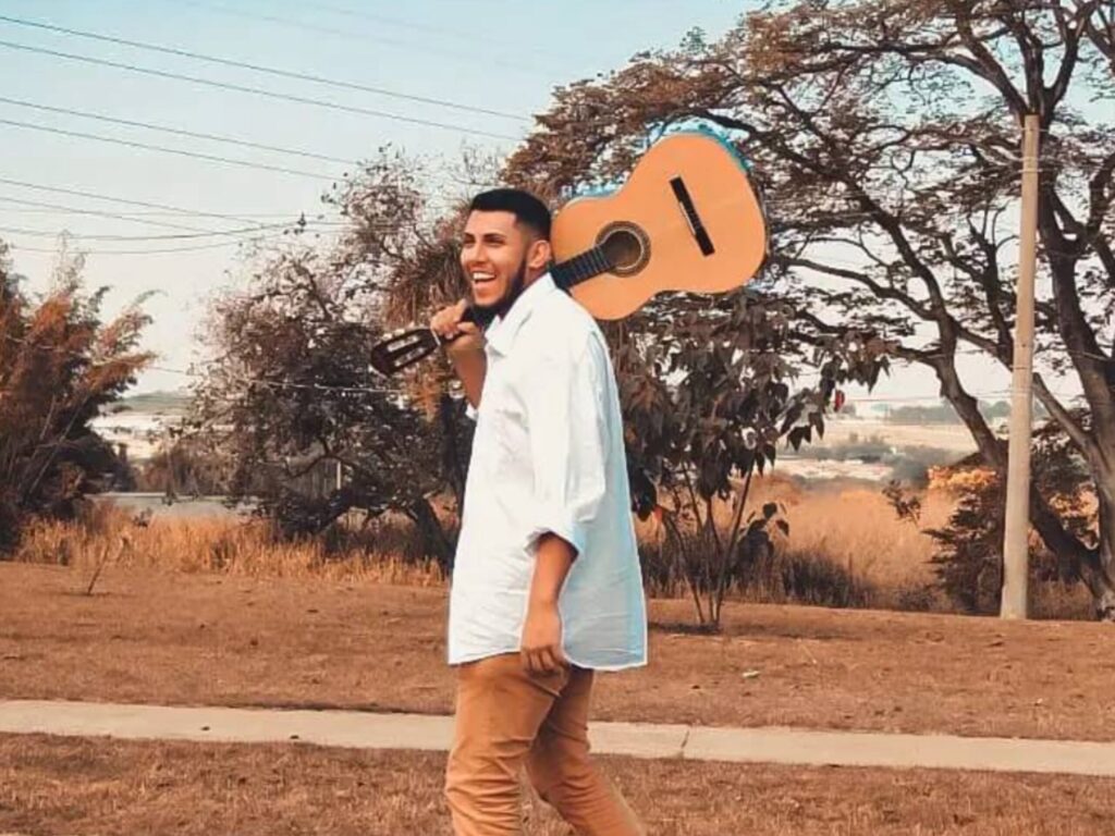 Cantor do interior de São Paulo é promessa no sertanejo