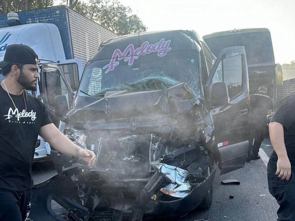 Cantora Melody e produção sofrem acidente com van