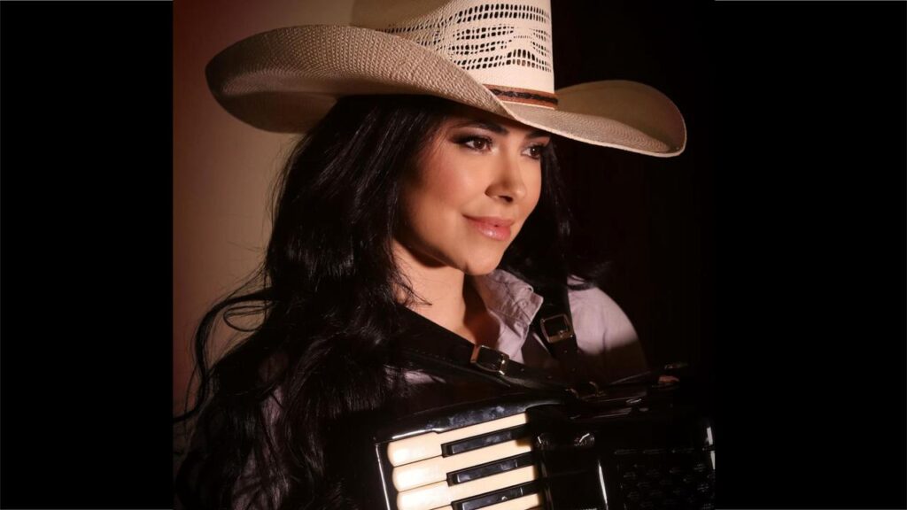 Sanfoneira Laynara Maciel é promessa na música brasileira