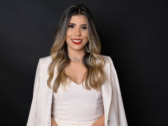 Dra. Mayara Cruvinel: Jovem dentista une paixão pela estética ao empreendedorismo e conquista espaço na odontologia e no digital Dra. Mayara Cruvinel: Jovem dentista une paixão pela estética ao empreendedorismo e conquista espaço na odontologia e no digital