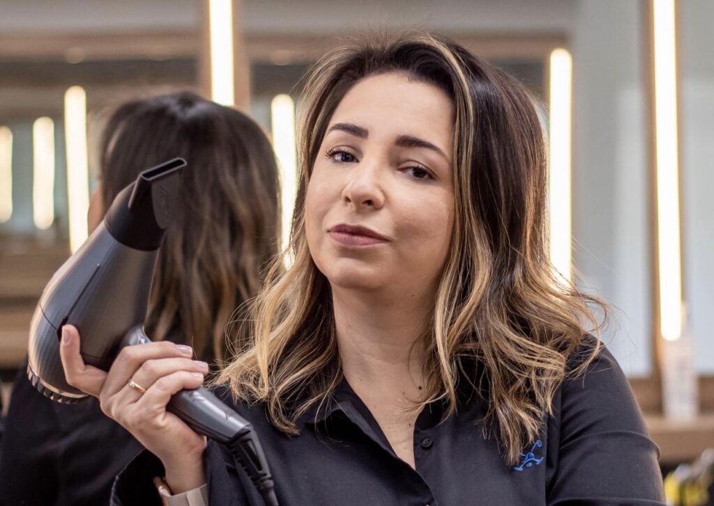 Andrea Félix: Referência em recuperação e beleza capilar