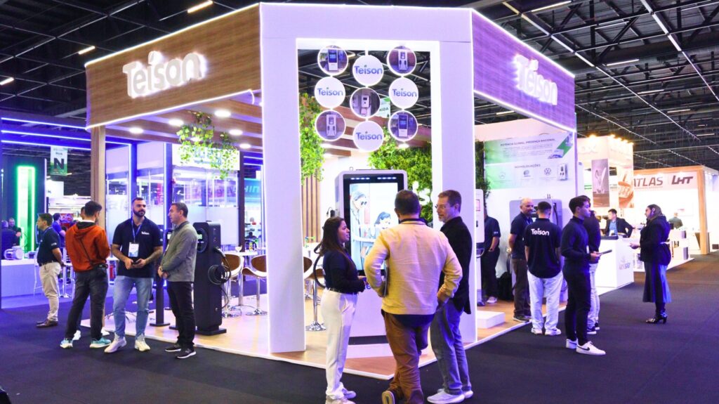 Tecnologia inédita em carregadores elétricos com tela publicitária será destaque da AR70 e Teison na Intersolar 2025.‬