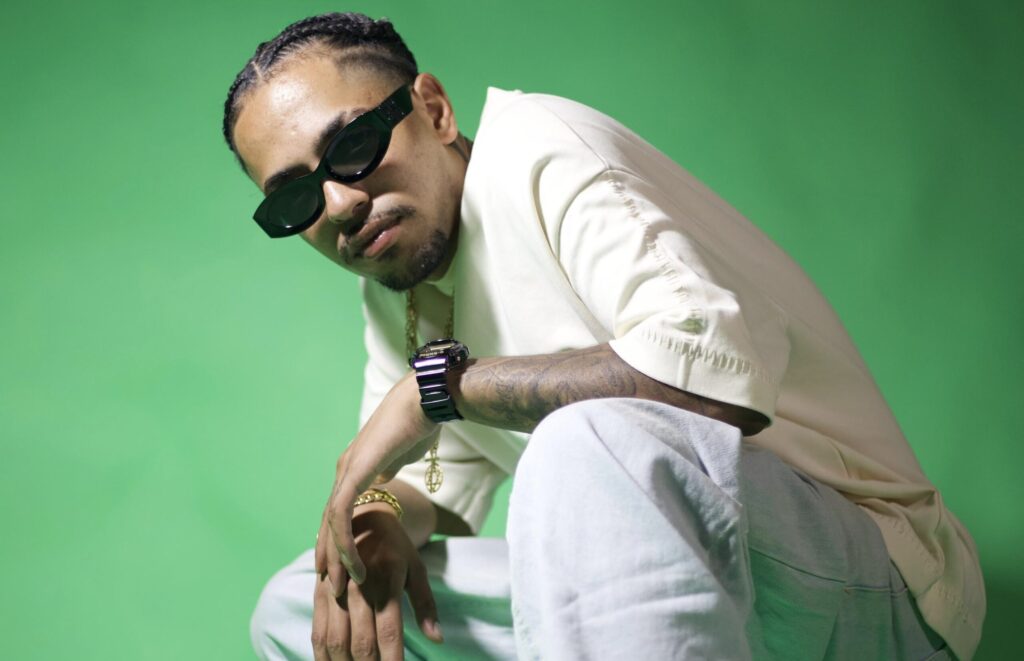 Ninbrê, a nova voz do trap brasileiro, ganha destaque nacional com hits e viraliza com Ronaldinho